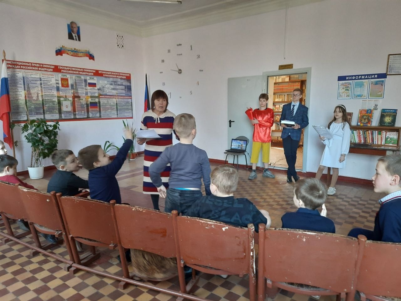 Посвящение первоклассников в читателей библиотеки.